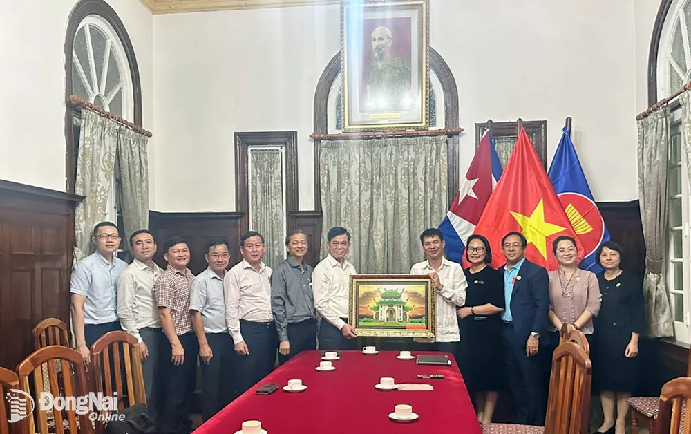 Bí thư Tỉnh ủy Nguyễn Hồng Lĩnh trao tặng quà lưu niệm cho đồng chí Nguyễn Ngọc Hùng, Đại biện Đại sứ quán Việt Nam tại Cuba