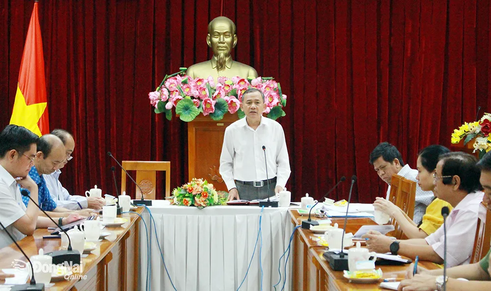 Phó trưởng Ban Tuyên giáo Tỉnh ủy Phạm Tấn Linh phát biểu tại buổi họp