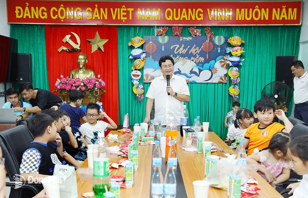 Tổng biên tập Báo Đồng Nai Đào Văn Tuấn phát biểu tại chương trình Vui hội trăng rằm tại Báo Đồng Nai