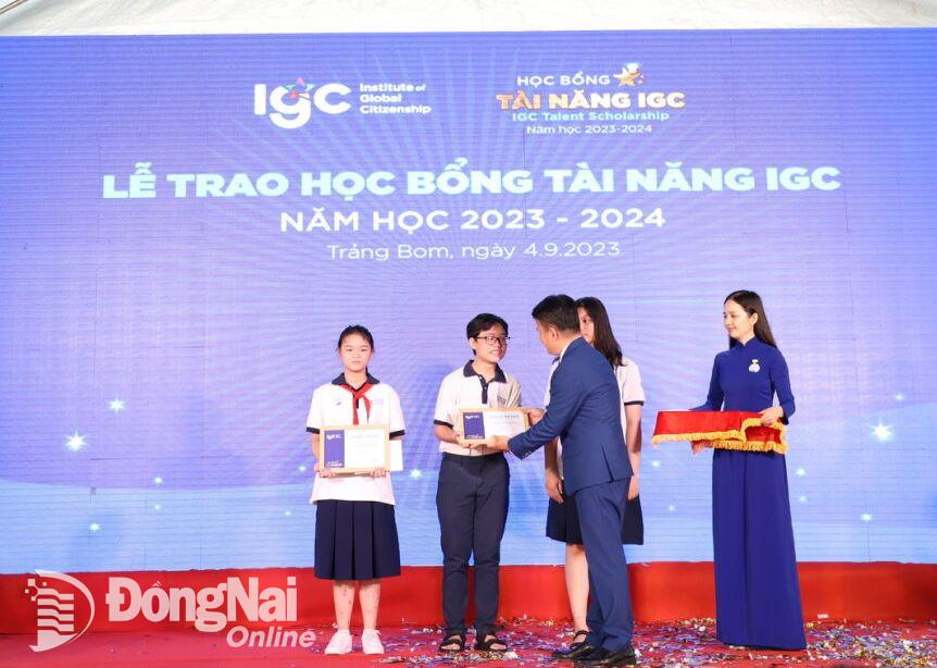 Hiệu trưởng Trường TH-THCS-THPT Trịnh Hoài Đức Nguyễn Đỗ Phúc trao khen thưởng cho các học sinh xuất sắc