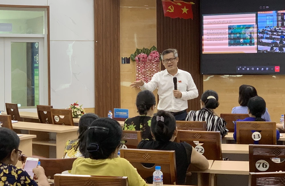 Giám đốc Sở TT-TT Tạ Quang Trường chia sẻ nội dung chuyển đổi số tại hội nghị trực tuyến