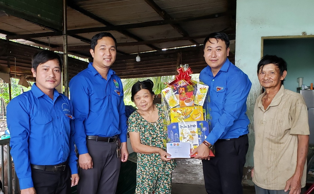 Đại diện Thành đoàn Long Khánh và Đoàn Tổng công ty cao su Đồng Nai thăm, tặng quà cựu thanh niên xung phong trên địa bàn thành phố (Ảnh: Thành đoàn Long Khánh cung cấp)