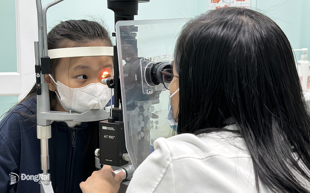 Bác sĩ khám mắt cho một bệnh nhân bị đau mắt đỏ tại Bệnh viện Quốc tế Hoàn Mỹ Đồng Nai