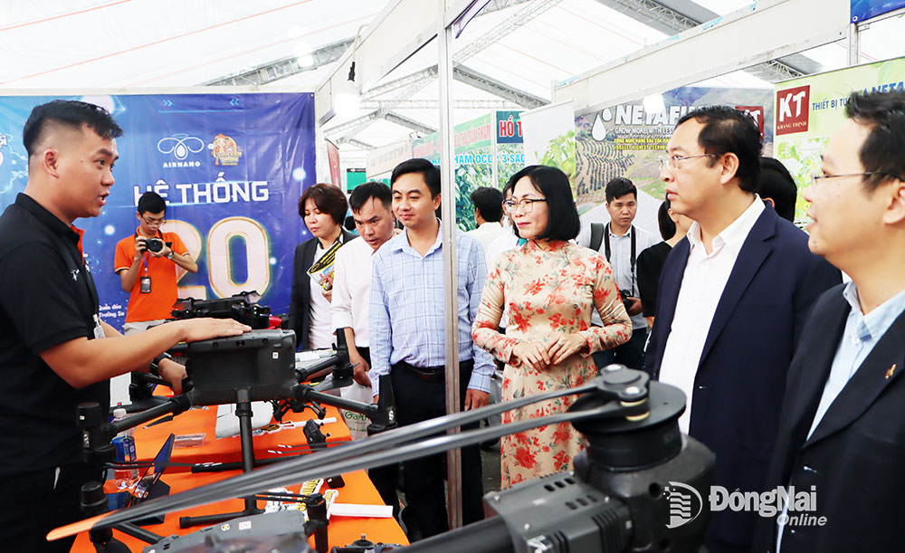 Mô hình máy bay không người lái và các công nghệ mới sẽ được ứng dụng mạnh vào các HTX trên cơ sở hợp tác giữa Công ty TNHH Airnano Việt Nam (tỉnh Thừa Thiên - Huế) và Tỉnh đoàn Đồng Nai. Ảnh: Đ.Lê