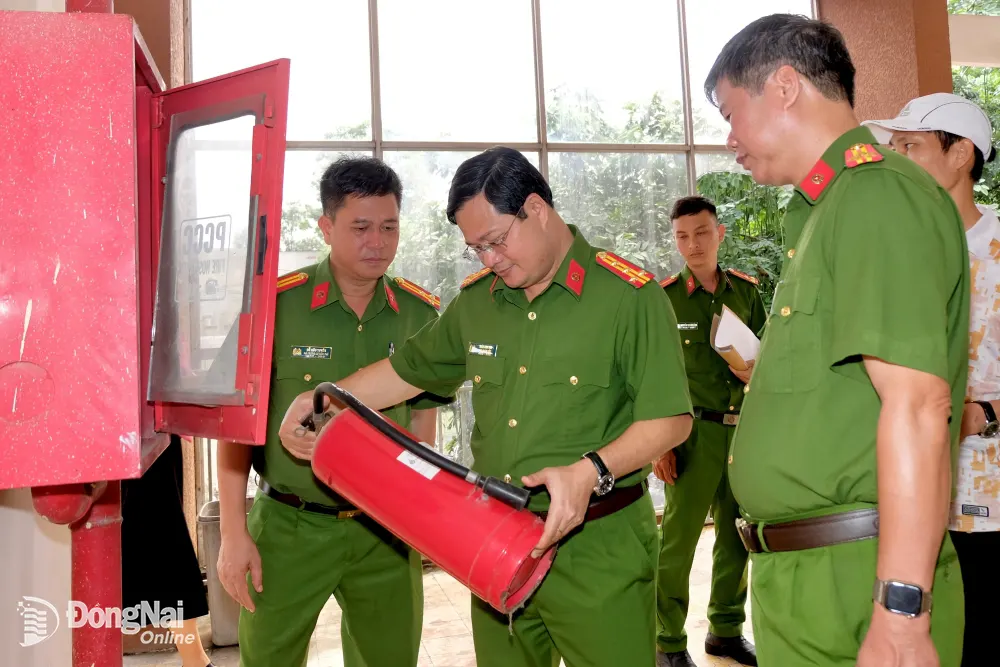 Đại tá Trần Anh Sơn, Phó giám đốc Công an tỉnh trực tiếp kiểm tra thực tế tại ký túc xá Trường phổ thông Thực hành sư phạm. Ảnh: Đăng Tùng
