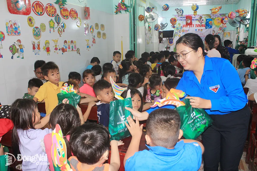 Đại diện Thành đoàn Biên Hòa trao quà cho các em thiếu nhi tại lớp phổ cập tiểu học ở KP.8, P.Long Bình, TP.Biên Hòa