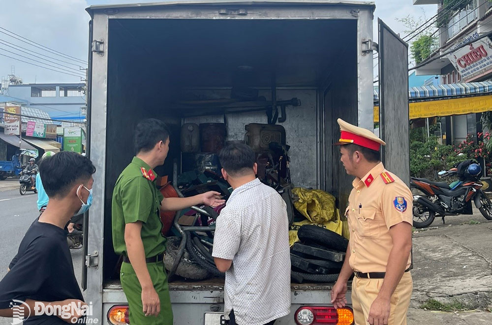 Lực lượng CSGT số 2 phối hợp với Đội Cảnh sát kinh tế- ma tuý Công an huyện Thống Nhất kiểm tra ô tô tải mang biển số 60C-615.68