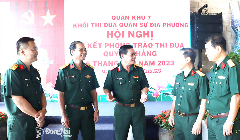 Thủ trưởng Quân khu 7 trao đổi với lực lượng vũ trang Đông Nam bộ trong sơ kết khối thi đua quân sự địa phương. Ảnh: Nguyệt Hà