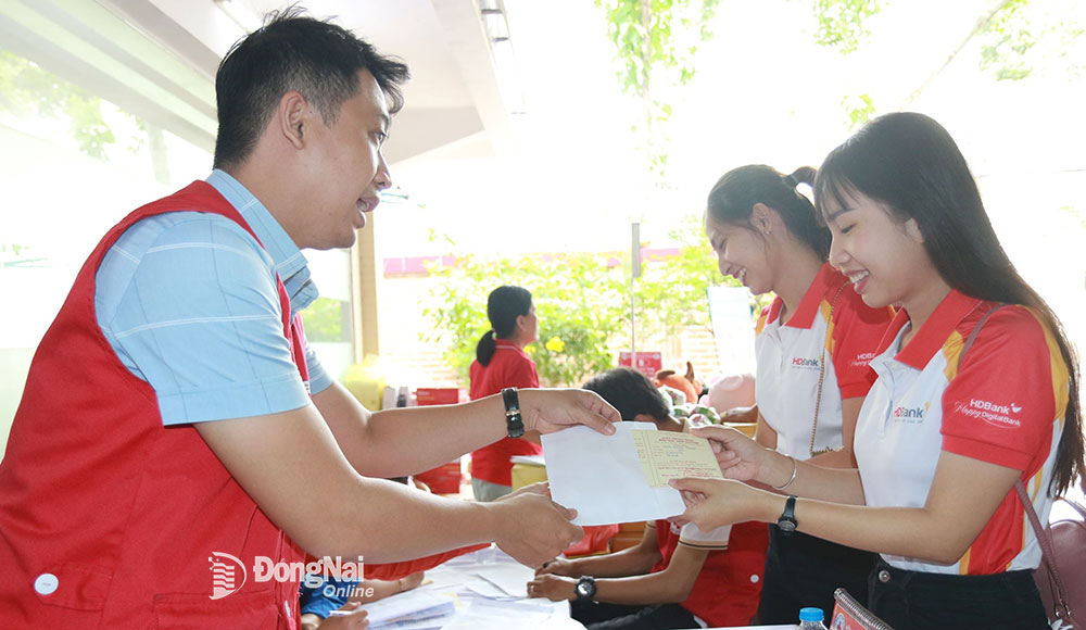 Người lao động của HD Bank khu vực Đồng Nai nhận giấy chứng nhận sau khi hoàn thành hiến máu tình nguyện. Ảnh: S.Thao