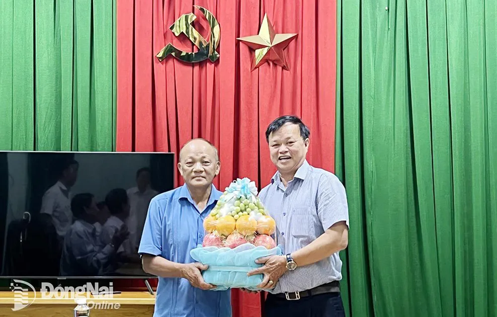 Trưởng ban Dân vận Tỉnh ủy Cao Tiến Dũng tặng quà động viên cán bộ, hội viên cựu chiến binh tỉnh