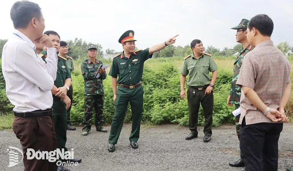 Đại tá Vũ Văn Điền và đoàn công tác kiểm tra các khu vực chuẩn bị diễn tập tại H.Định Quán