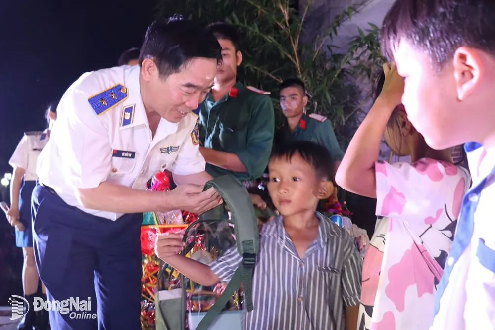 Trung tướng Bùi Quốc Oai tặng quà cho trẻ em H.Phú Quý (tỉnh Bình Thuận) trong đêm hội Trăng thu biên cương