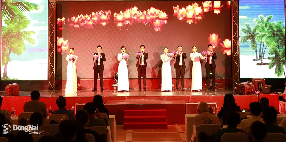 Nghệ sĩ Nhà hát Nghệ thuật Đồng Nai trình bày ca khúc Khúc tưởng niệm (nhạc Lệ Hằng, thơ Nguyễn Đức Mậu) ảnh: Sông Thao