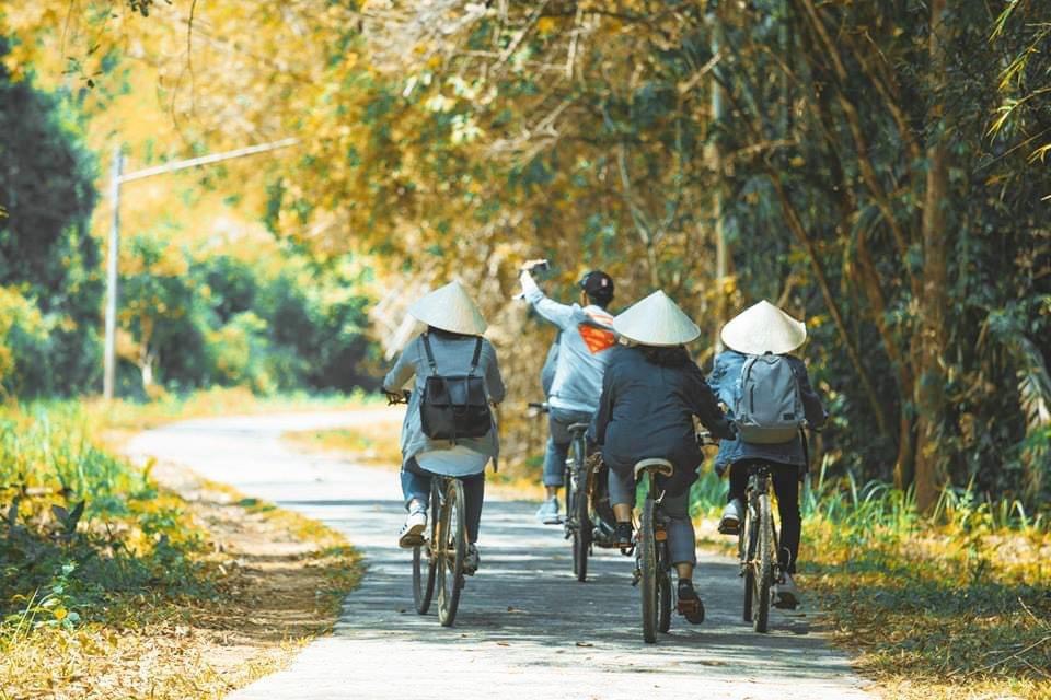 Một trải nghiệm không thể bỏ lỡ khi lựa chọn hình thức du lịch này là thả bộ, đạp xe dạo quanh con đường làng ôm để tận hưởng không khí trong lành, hòa mình cùng hàng cây hai bên rừng