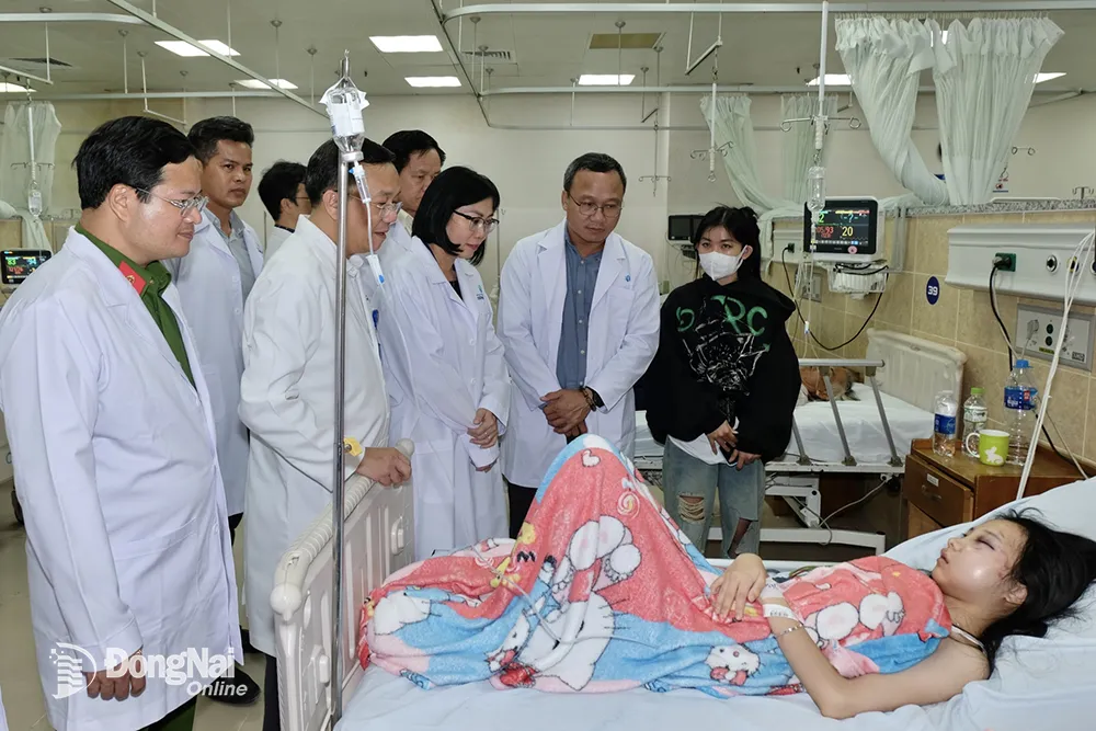 Đoàn công tác thăm hỏi, tặng quà cho bệnh nhân Bùi Thị Thu Huyền