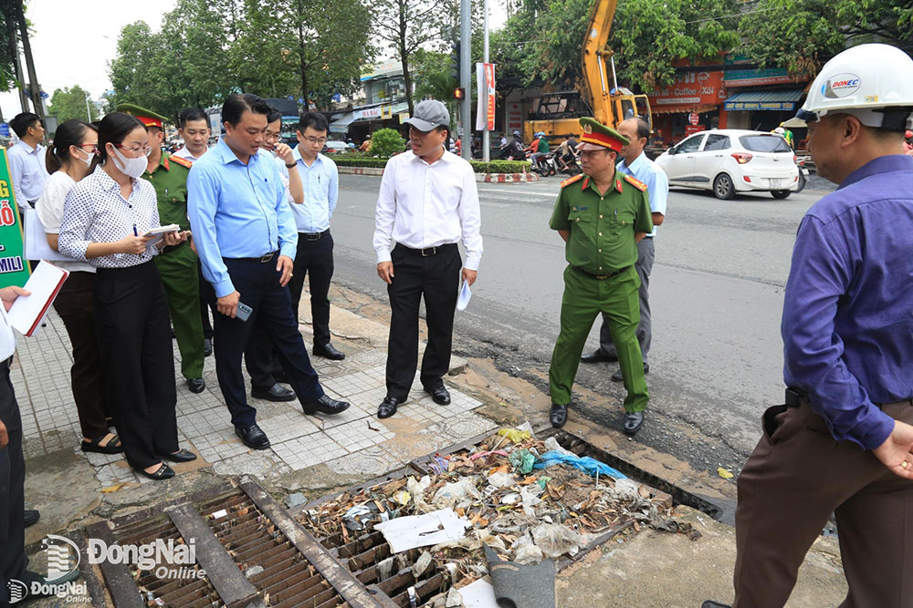 Bí thư Thành ủy Biên Hòa (áo trắng) kiểm tra các điểm thoát nước trên đường Đồng Khởi (P.Trảng Dài)