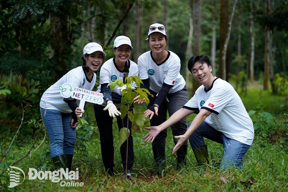 Niềm vui của nhân viên Central Retail khi tham gia trồng rừng. (Ảnh: CTV)