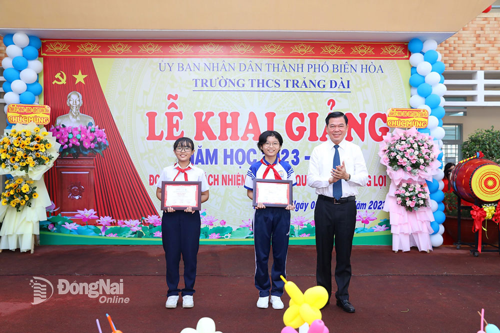 Bí thư Tỉnh ủy Nguyễn Hồng Lĩnh trao khen thưởng cho 2 học sinh đạt giải quốc gia. Ảnh: Hạnh Dung