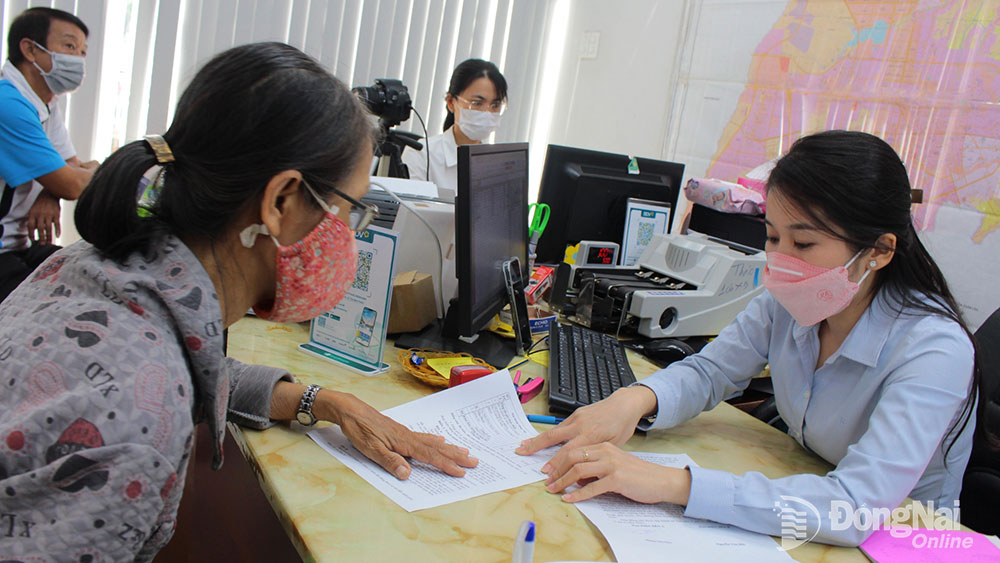 Cán bộ công chức bộ phận một cửa TP.Long Khánh tích cực hỗ trợ, hướng dẫn người dân trong thực hiện thủ tục hành chính