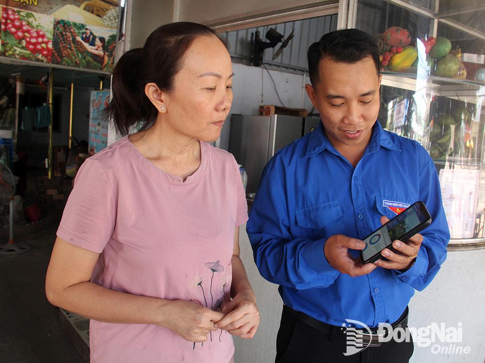 Tổ công nghệ số cộng đồng ở P.Xuân Thanh (TP.Long Khánh) đến nhà người dân tuyên truyền các nội dung, ứng dụng về chuyển đổi số ở địa phương. <strong>(Ảnh: Hải Quân)</strong>
