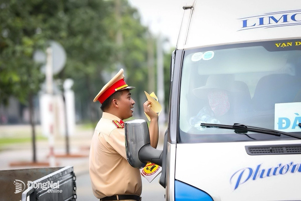 Lực lượng cảnh sát giao thông phát các decal tuyên truyền phòng chống vi phạm nồng độ cồn trên quốc lộ 1 (TP.Biên Hòa) Ảnh: CTV
