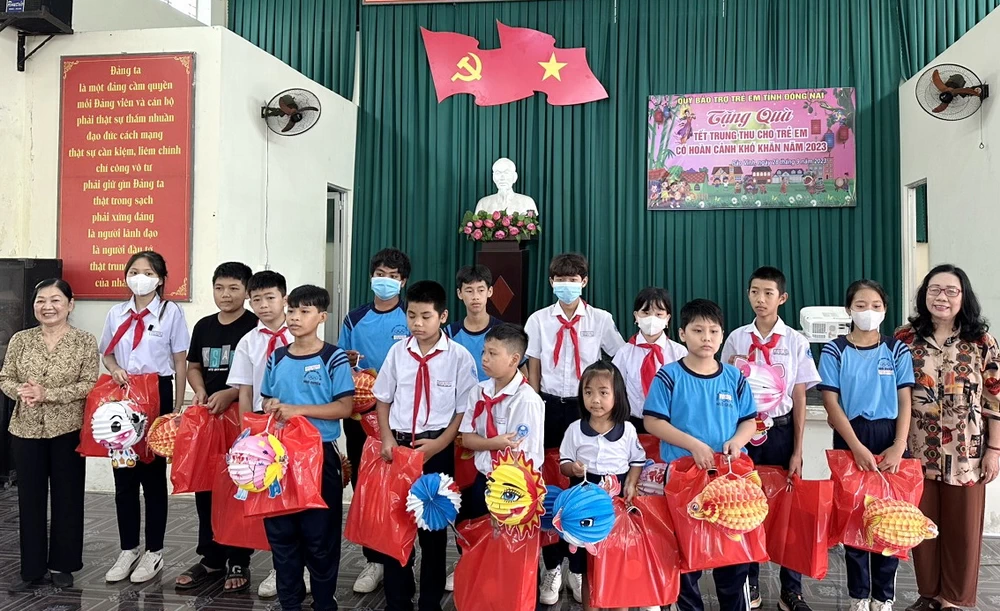 Trao quà cho trẻ em có hoàn cảnh khó khăn tại TP.Long Khánh (Ảnh: Qũy BTTE tỉnh cung cấp)