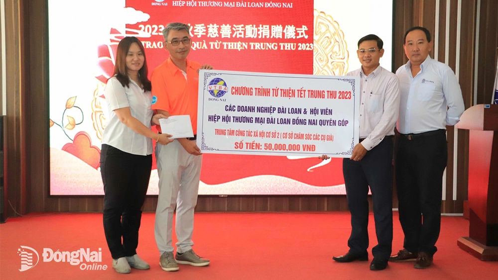 Hội trưởng Hiệp hội Thương mại Đài Loan tại Đồng Nai Wu Ming Ying tặng quà cho Trung tâm Công tác xã hội tỉnh Đồng Nai cơ sở 2