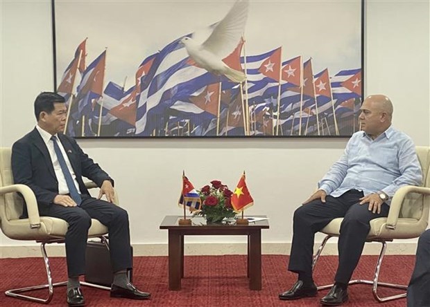 Secretary of the Dong Nai provincial Party Committee Nguyen Hong Linh (L) in a meeting with Permanent member of the Secretariat of the Communist Party of Cuba Central Committee Roberto Morales Ojeda. (Photo: VNA)
