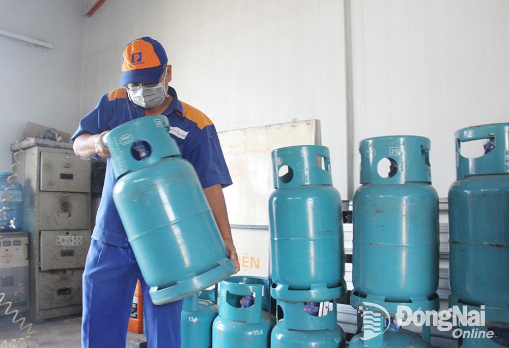 Giá gas bán lẻ trong nước tiếp tục tăng từ đầu tháng 9-2023. (Ảnh: Hải Hà)