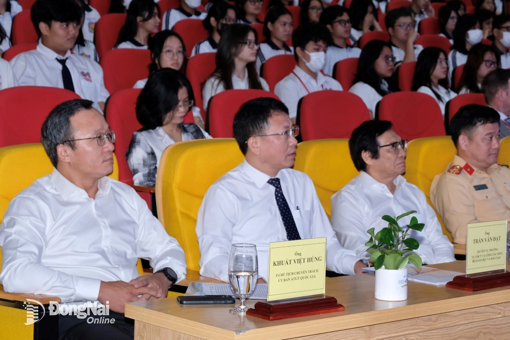 Lãnh đạo Ủy ban An toàn giao thông quốc gia, Bộ GD-ĐT, UBND tỉnh Đồng Nai tham dự lễ. Ảnh: Đăng Tùng