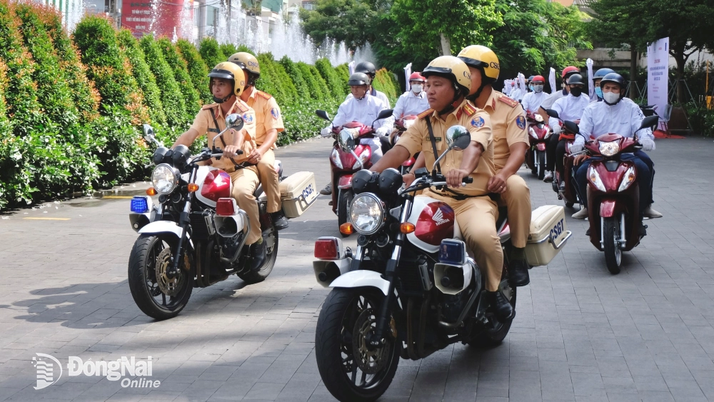 Lực lượng cảnh sát giao thông và học sinh các trường tại TP.Biên Hòa diễu hành sau buổi lễ. Ảnh: Đăng Tùng