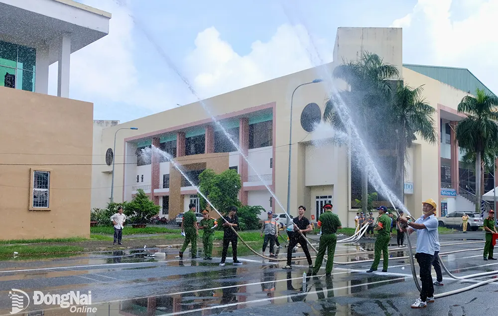 Đồng Nai là tỉnh phát triển công nghiệp nên rất quan tâm công tác phòng cháy, chữa cháy ở các doanh nghiệp. Trong ảnh: Công nhân 2 khu công nghiệp Amata và  Loteco (TP.Biên Hòa) tham gia kiểm tra nghiệp vụ chữa cháy