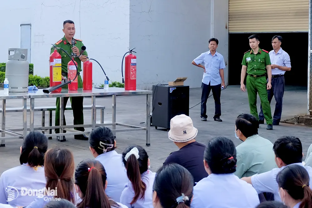 Lực lượng chức năng chú trọng hướng dẫn công nhân cách sử dụng các loại bình chữa cháy để củng cố khả năng ứng phó sự cố cháy ngay từ ban đầu 