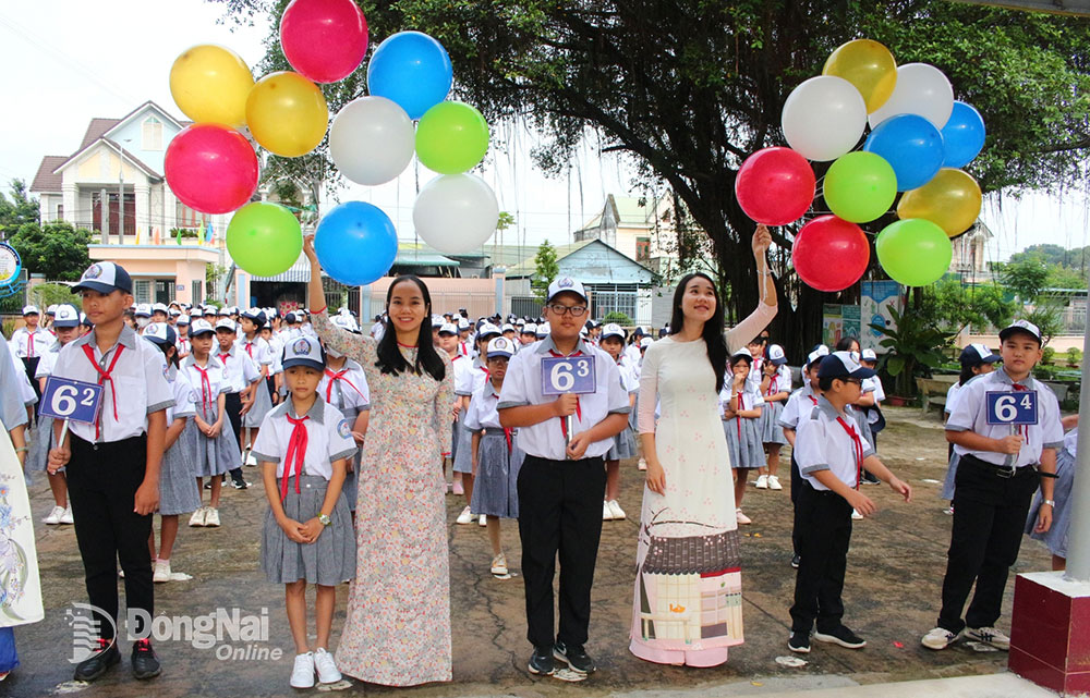 Cô và trò Trường THCS Nguyễn Công Trứ trong ngày khai giảng năm học mới 2023-2024