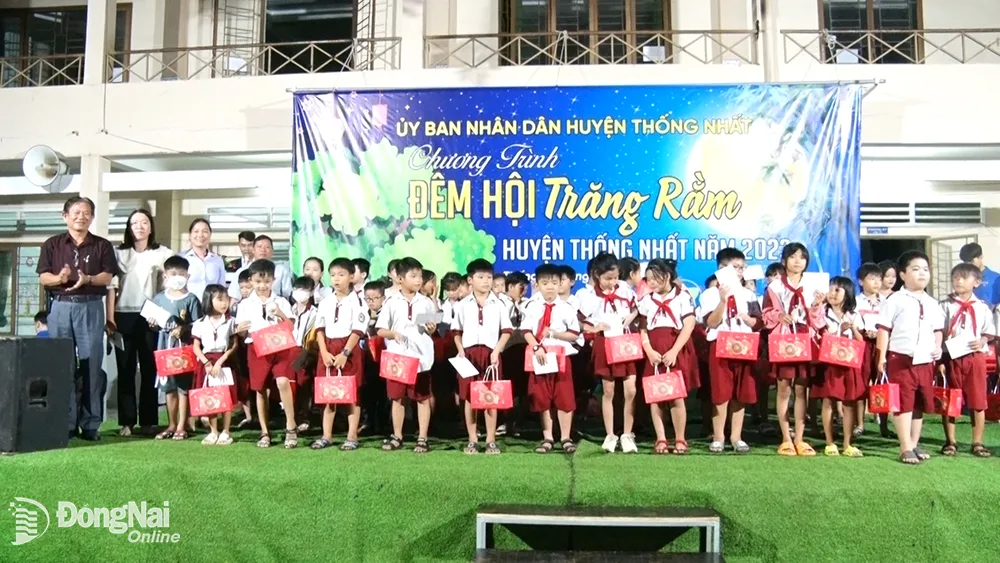 Lãnh đạo H.Thống Nhất trao quà trung thu cho các em trong chương trình Đêm hội trăng rằm