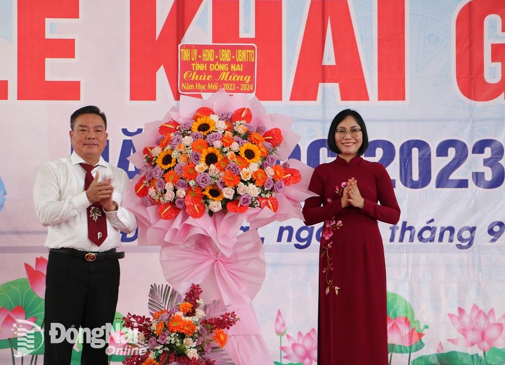 Phó chủ tịch UBND tỉnh Nguyễn Thị Hoàng cũng đã trao tặng lẵng hoa chúc mừng thầy và trò Trường THPT chuyên Lương Thế Vinh nhân dịp năm học 2023-2024. Ảnh: Phạm Tùng