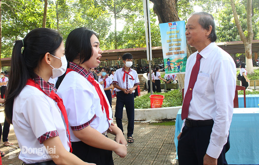Chủ nhiệm Ủy ban Kiểm tra Tỉnh ủy Huỳnh Thanh Bình thăm hỏi, động viên các em học sinh lớp 6 Trường TH-THCS Lương Thế Vinh khi bước vào năm học mới 2023-2024. Ảnh: Tố Tâm