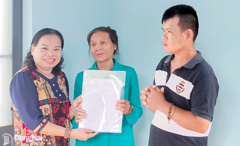 Hội nạn nhân chất độc da cam/doxin H.Tân Phú trao quyết định tặng nhà cho gia đình bà Vũ Thị Hoa
