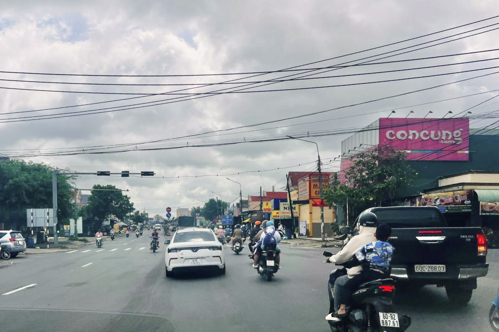 Quốc lộ 1 đoạn qua H.Trảng Bom thưa thớt xe qua lại Ảnh: Kim Liễu

