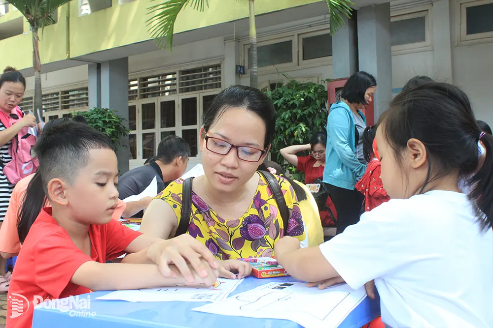 Trẻ em và phụ huynh sinh sống trên địa bàn TP.Biên Hòa cùng tham gia hoạt động tô màu tại Nhà thiếu nhi Đồng Nai