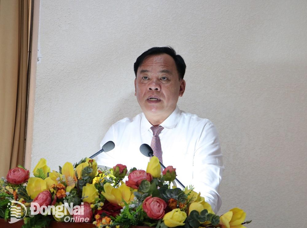 Quyền Chủ tịch UBND tỉnh Võ Tấn Đức trình bày tờ trình Nghị quyết về cho ý kiến dự kiến kế hoạch đầu tư công năm 2024. Ảnh: Phạm Tùng