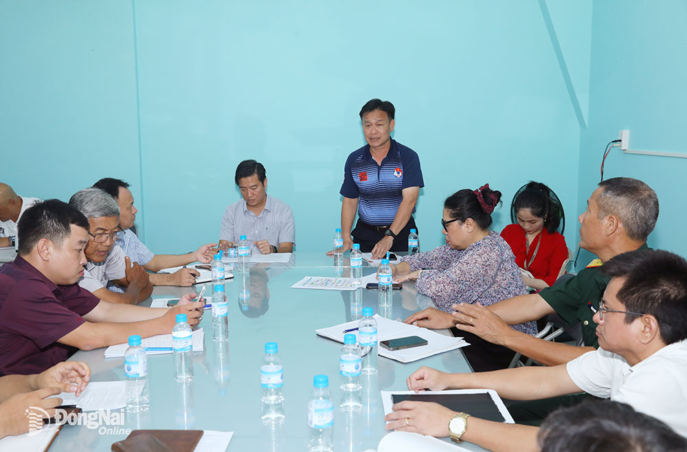 Ông Võ Văn Hùng, Phó TGĐ Công ty VPF trao đổi tại buổi họp