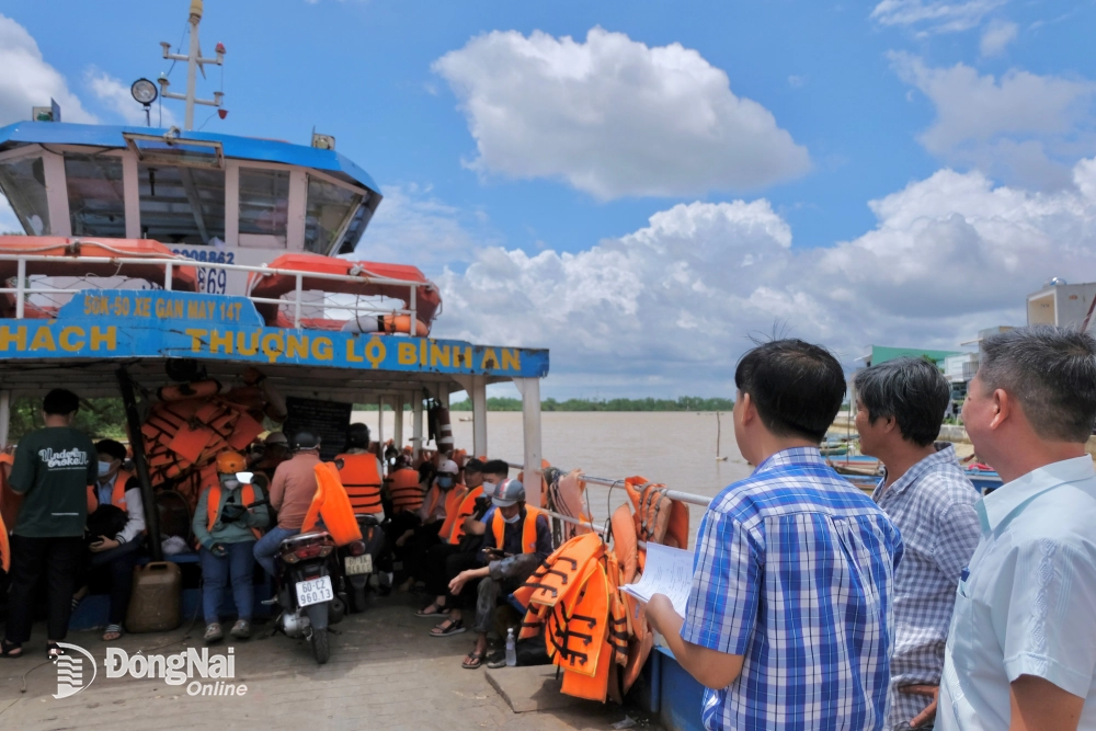 Đoàn kiểm tra kiểm tra hiện trạng phương tiện thủy của bến đò Phước Khánh (H.Nhơn Trạch). Ảnh: Đăng Tùng