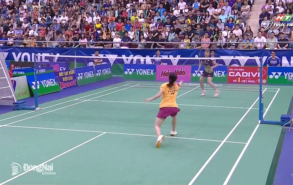 Thùy Linh (áo vàng) thắng 2-1 trước Suizu Manami ở bán kết, lần thứ hai liên tiếp vào chung kết Vietnam Open