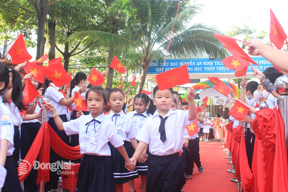 Trường tiểu học Nguyễn An Ninh thực hiện nghi thức đón học sinh lớp 1 vào trường. Ảnh: Nga Sơn