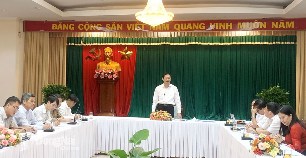 Phó chủ tịch UBND tỉnh Võ Văn Phi chủ trì buổi làm việc. Ảnh: B.Nguyên
