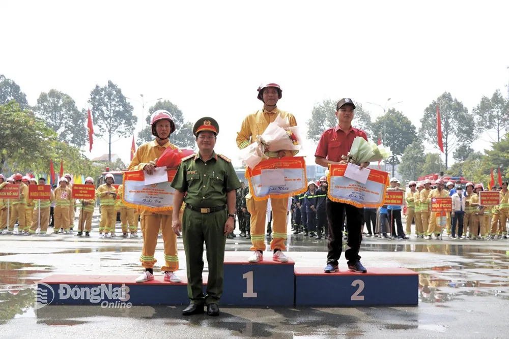 Đại tá Trần Anh Sơn, Phó giám đốc Công an tỉnh trao giải cho các đội tham gia hội thao. Ảnh: CTV