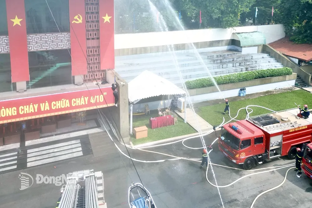 Lực lượng chức năng diễn tập chữa cháy và cứu nạn, cứu hộ tại Trung tâm Hội nghị và tổ chức sự kiện tỉnh. Ảnh: CTV