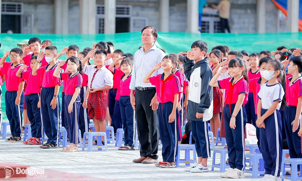 Thầy và trò Trường tiểu học Suối Trầu lần đầu tiên hát Quốc ca chào cờ đầu tuần tại ngôi trường mới