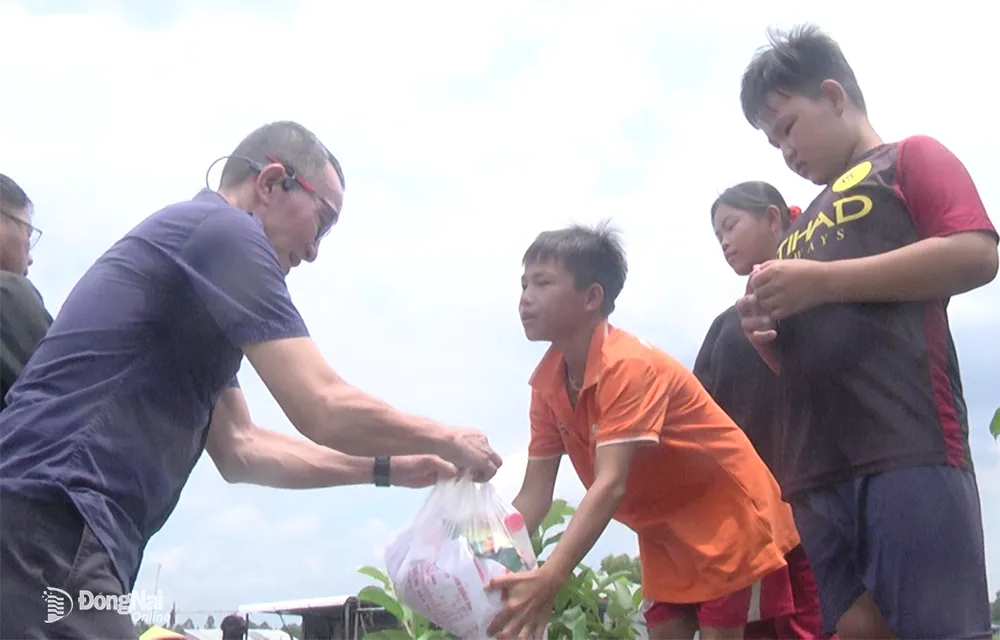 Tặng quà trung thu cho trẻ 